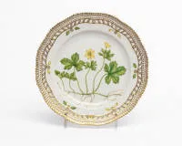 Decorative plate, Flora Danica, Royal Copenhagen, 1969-1974, "Anemone", model number 3554, pierced rim with gilding, on the centre a painted anemone, botanical name on the reverse, ø approx. 23 cm
