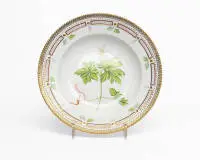 Assiette à soupe, Flora Danica, Royal Copenhagen, 1992-1995, forme 505, aile et bord avec dorure, au centre peinture de l'Anemone nemorosa L. / anémone sylvie, au verso dénomination botanique, ø 24.5 cm