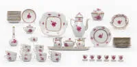 Herend servies, Apponyi purper, gouddecor, bestaande uit: 13 dessertbordjes, 13 schoteltjes, 13 kopjes, 2 roomkannetjes, 2 suikerpotten, kan, kleine vaas, 6 eierdopjes, ovale serveerschaal, vierkante schaal, bladvormige schaal, bonbonnière, roos op het deksel...