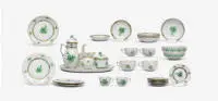 Service à café Mokka, Herend, Apponyi vert, composé de : cafetière, sucrier, pot à lait, plat, corbeille, 2 tasses à moka avec soucoupes, 4 tasses avec soucoupes, 4 assiettes à gâteau, 6 assiettes à pâtisserie
