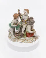Groupe en porcelaine, "Allégorie - Le Printemps", Meissen, marque aux épées, 1er choix, numéro de modèle 2502, polychrome et doré, modèle de Johann Joachim Kändler (1706-1775), 16,5 cm de haut, main avec guirlande et boucle de cheveux restaurées, orteils...