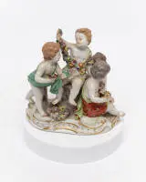 Groupe en porcelaine, "Allégorie - Le Printemps", Meissen, marque aux épées, 1er choix, numéro de modèle 2502, polychrome et doré, modèle de Johann Joachim Kändler (1706-1775), 16,5 cm de haut, main avec guirlande et boucle de cheveux restaurées, orteils...