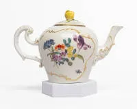 Petite théière, Meissen, marque aux épées, probablement 19e s., forme rococo avec bouquets de fleurs peints et cartouches encadrés d'or, H. 12 cm, bouton sur le couvercle restauré