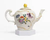 Petite théière, Meissen, marque aux épées, probablement 19e s., forme rococo avec bouquets de fleurs peints et cartouches encadrés d'or, H. 12 cm, bouton sur le couvercle restauré