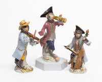 3 figures de la chapelle des singes, Meissen, 1er choix, polychrome, comprenant : joueur de cor de chasse, violoniste, violoncelliste, env. 12,5 cm à 15 cm de haut