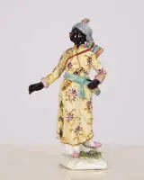 Figurine orientale, Meissen, milieu 18e s., marque aux épées (effacée), modèle attribué à Peter Reinicke, personnage à peau foncée avec carquois et arc, env. 13 cm de haut, collé