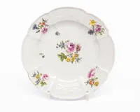Assiette avec fleurs naturelles, Meissen, vers 1750-60, marque bleue aux épées, décor en émaux de couleur, bordure dorée (usée), modèle relief Gotzkowsky, bouquets de fleurs peints, ø env. 24,5 cm
