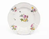 Assiette avec fleurs naturelles, Meissen, vers 1750-60, marque bleue aux épées, décor en émaux de couleur, bordure dorée (usée), modèle relief Gotzkowsky, bouquets de fleurs peints, ø env. 24,5 cm