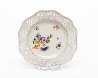 Assiette à dessert ajourée avec fleurs naturelles, Meissen, vers 1750-60, marque bleue aux épées, décor en émaux de couleur, dorure, bouquet et fleurs éparses, ø env. 25 cm, deux petits éclats sur le bord, usure sur le bord doré
