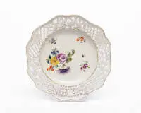 Assiette à dessert ajourée avec fleurs naturelles, Meissen, vers 1750-60, marque bleue aux épées, décor en émaux de couleur, dorure, bouquet et fleurs éparses, ø env. 25 cm, deux petits éclats sur le bord, usure sur le bord doré