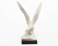Porcelánová figurka, "Racek na vlně", Míšeň, modrá podglazurní značka, 2. jakost, návrh Max Esser 1937, na černém dřevěném podstavci, v. 42 cm, jeden hrot křídla s malým odštěpkem