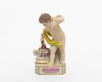 Figurine, putto avec flambeau, Meissen, marque aux épées croisées, 1er choix, n° de modèle F4, sur plinthe inscrit "Je les enflamme", H. 13 cm