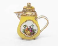 Kännchen, Meissen, Knaufmarke, 1860 - 1924, gelber Fond, Golddekor, Watteau-Szene, 12 cm hoch