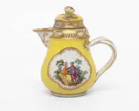 Petite cruche, Meissen, marque au bouton, 1860-1924, fond jaune, décor doré, scène Watteau, 12 cm