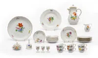 Kaffeeservice, Meissen, Schwertermarke, 2. Wahl, Goldrand, Blumendekor, bestehend aus: 6 Tassen und Untertassen, 6 Kuchenteller, 2 größere Teller, Glocke, 3 Eierbecher, Deckeldose, Kanne, Rose an Kanne bestoßen
