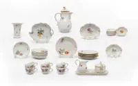 Service à café Meissen, marque aux épées, peinture florale, dorure, forme Neuer Ausschnitt, comprenant : 6 tasses et soucoupes, pot à crème, sucrier, plateau, cafetière, 1 coupelle en forme de feuille, 6 petits bols, vase, 2 petites coupes, 6...