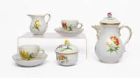 Kleines Mokka-Gedeck, Meissen, Schwertermarke, 2. Wahl, Neuer Ausschnitt, Blumenmalerei, Golddekor, bestehend aus: 2 Tassen mit Unterteller, Zuckerdose, Sahnekännchen, Kännchen