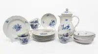 Service à café, Meissen, marque aux épées, 1re/2e choix, Blaue Blume, Neuer Ausschnitt, comprenant : cafetière, 6 tasses avec soucoupes, 6 assiettes à gâteau