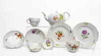 Service à thé, Meissen, théière, 2 tasses avec soucoupes, 2 assiettes à gâteau, trois très petites assiettes (toutes avec un éclat)