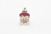 Boîte à thé, Meissen, vers 1760, marque de peintre dorée 58, peinture polychrome, décor de putti, dorure, avec couvercle, env. 13 cm de haut, bouton du couvercle ébréché