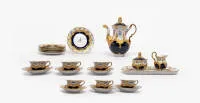 Мокка-сервиз на 6 персон, Meissen, кобальтовый фон, золотой декор, 1 сорт, форма B: 6 чашек с блюдцами, 6 тарелок, кофейник, сливочник, сахарница, поднос