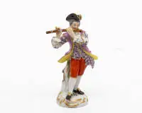 Figurine en porcelaine, "Flûtiste de la Chapelle galante", Meissen, modèle Kaendler/Meyer 18e s., exécution 20e s., polychrome, dorée, marque aux épées bleue sous glaçure, numéros de presse, numéro de peintre, trait Petermann, 14,5 cm de haut,...