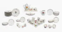 Service à café, thé et moka, 78 pièces, Nymphenburg, forme côtelée, décor tulipe polychrome : cafetière à moka (bouton du couvercle ébréché), pot à lait (légère perte de couleur), pot à crème, sucrier (bouton du couvercle ébréché), 17 tasses à café, 17 soucoupes, 6...