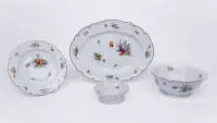 Nymphenburg, 2 plats ovales, 1 panier ajouré, 1 coupe, bouquet de Nymphenburg, panier avec bord perlé, violet