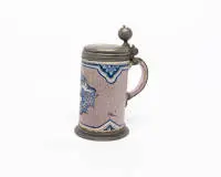 Chope en grès, probablement d'Allemagne centrale, datée 1740, corps cylindrique avec anse, glaçure blanche, fond violet manganèse et décor peint en bleu, couvercle bombé et pied en étain, couvercle daté 1740 et avec...