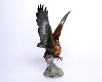 Figurine en porcelaine, "Aigle royal", Hutschenreuther, Germany, Kunstabteilung, polychrome, en vol, modèle de Karl Tutter (1883-1969), 44 cm de haut, une serre ébréchée