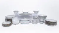 Service de table, Royal Limoges, Touraine, 37 pièces, comprenant : 8 assiettes plates, 7 assiettes creuses, 8 soucoupes, 8 tasses à soupe, 2 bols, 1 saladier, 1 terrine avec couvercle, 1 plat de service, 1 soucoupe avec éclat, dorure partiellement frottée