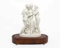 Groupe de figures « Cupidon et les trois Grâces », Bavaria Selb, d'après une sculpture de Bertel Thorvaldsen, sur socle en bois, env. 32 cm de haut