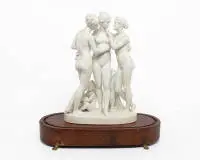 Groupe de figures « Cupidon et les trois Grâces », Bavaria Selb, d'après une sculpture de Bertel Thorvaldsen, sur socle en bois, env. 32 cm de haut