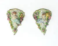 Paire de petites consoles murales, Sitzendorf, décor d'ornements en relief tels que putto et fleurs, dorure, env. 11,5 cm de haut