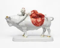 Figuur 'Europa op de stier', Fraureuth, Heubach, rood geaccentueerd, gouddecoratie, ontwerp Carl Nacke, 2e helft 20e eeuw, ca. 33 cm hoog