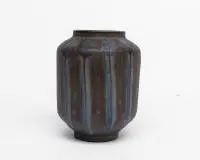 Lot de trois vases, deux fois Ruskin, Angleterre (1929 et 1930) et une fois céramique d'atelier marquée "fg77", H. 17 - 23 cm.