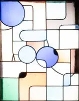 Vitrail, 20e s., polychrome, 77 x 61 cm, transformé pour suspension à une chaîne, fissures partielles dans le verre, manque dans le verre clair.
