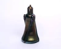 Karaf, jugendstil, 20e eeuw, iriserend glas met drie opgelegde sierribben, messing montage, 22 cm hoog