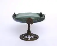 Coupe sur pied, style Art nouveau, 20e s., verre vert irisé à structure ondulée, tige en bronze avec décor de feuilles en relief, 15 cm de haut, ø 20,5 cm