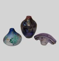 Vase object, Louis Leloup (1929-2025), 1990s, colourless glass, matted, violet gradient, abstract decor with powder melts in violet, white and gold, signed Louis Leloup on base, 13.5 cm high