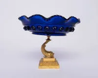 Tazza in Empirestijl, 19e eeuw, blauw glas op vergulde dolfijn, ca. 15 cm hoog, ø ca. 18,5 cm, lichte gebruikssporen, licht vervormd