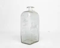 Bouteille d'eau-de-vie, 18e/19e siècle, décor taillé, entre autres cerf bondissant, H. 23 cm, épaule avec fêlure dans le verre