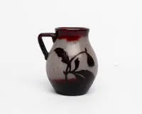 Handled jug, Emile Gallé, Art Nouveau, Nancy, circa 1900, milky glass body of bulbous form with slightly flared mouth and attached handle, surrounding dark red overlay glass with hibiscus decor, signed "Gallé", 15 cm high.