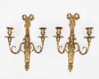 Paire d'appliques classiques / "Appliques grotesques", Louis XVI, France, vers 1780, doré, deux feux chacune avec nœud couronnant, H. 42 cm, légèrement frotté