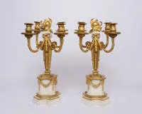 Paar vierflammige Girandolen, Louis XVI, Frankreich, um 1780, Bronze feuervergoldet, der Stand mit eingezogenen Ecken in wohl Alabaster, H. je 45.5 cm, ø 23.5 cm