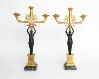 Paire de girandoles figuratives, Empire, France, 1re moitié du XIXe s., partiellement dorées, chandeliers à trois feux chacun avec riche décor Empire porté par une cariatide sur socle en marbre, H. 49 cm