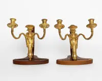Paire d'appliques murales / bougeoirs classiques, Louis XVI, France, vers 1780, bronze doré, à deux feux chacun, percées pour électrification, H. 22 cm