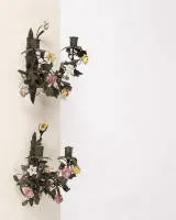 Een paar wandlampen, Lodewijk XV, Frankrijk, omstreeks 1760, met porseleinen bloemen, elk ca. 31 x 30 x 16 cm, ouderdomssporen, bloemen deels afgestoten, een bloem ontbreekt