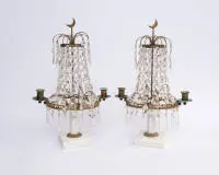 Paire de bougeoirs de table / chandeliers, Louis XVI, Suède, 19e s., à deux feux chacun avec riche pendeloques en verre sous croissant de lune couronnant, socle en marbre, H. 40 cm