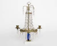 Bougeoir classique, Suède, 19e s., bronze, chandelier à deux feux avec pendeloques en verre sur socle en marbre, élément en verre bleu cobalt, H. 37 cm